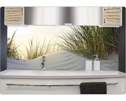 das Foto zeigt einen modernen Waschtisch mit einem schicken Fotografie in der Mitte, zwischen dem Tisch und dem oberen Bord